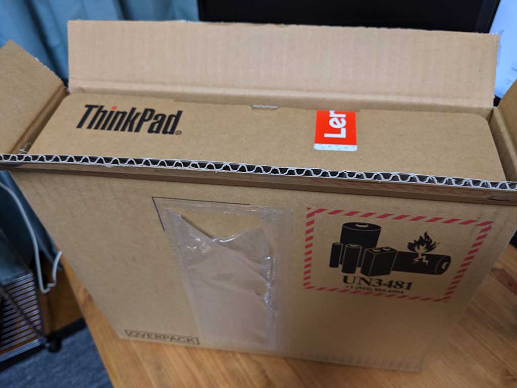 Thinkpad X390が入ったダンボール箱。箱が2重になっているので多少ぶつけられた跡があっても中は大丈夫。