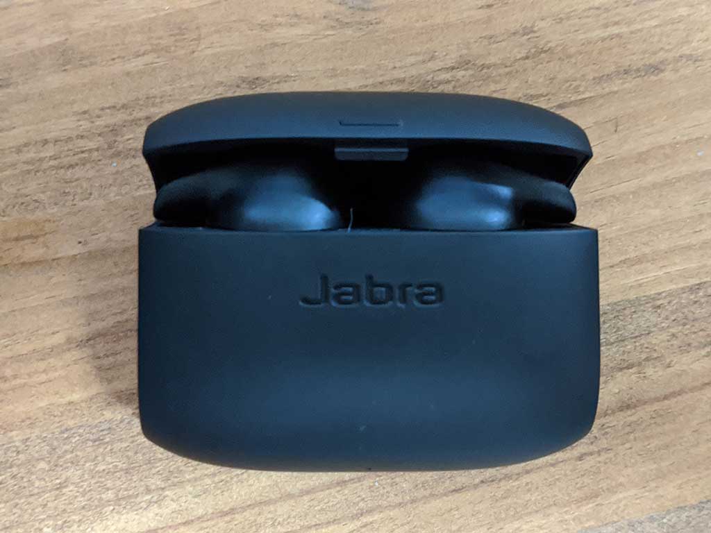 Jabra Elite65tを充電用のケースに入れた様子