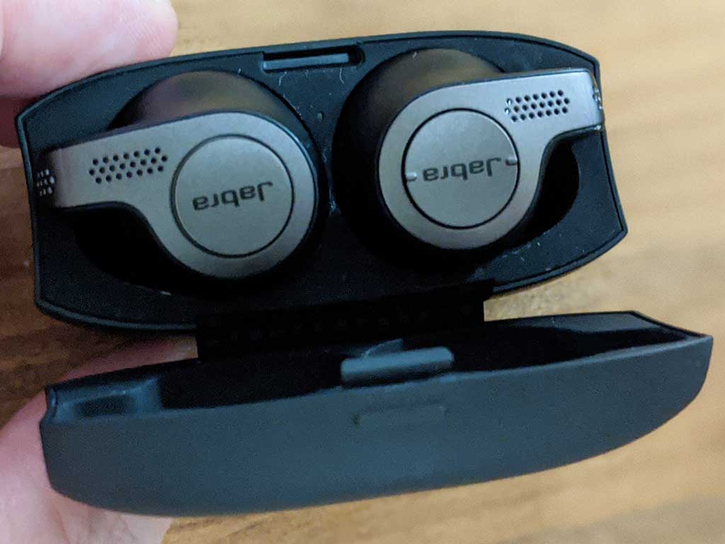 Jabra Elite65tの充電用ケースの蓋を開けた様子