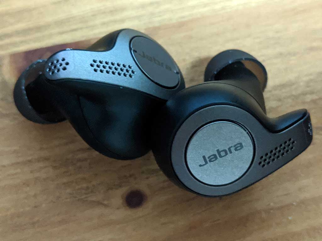 Jabra Elite65tの右耳用イヤーピース（写真右）