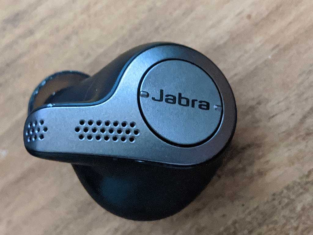 Jabra Elite65tの左耳用イヤーピース（右耳用にはないボタンの突起はボリューム調整に使える）