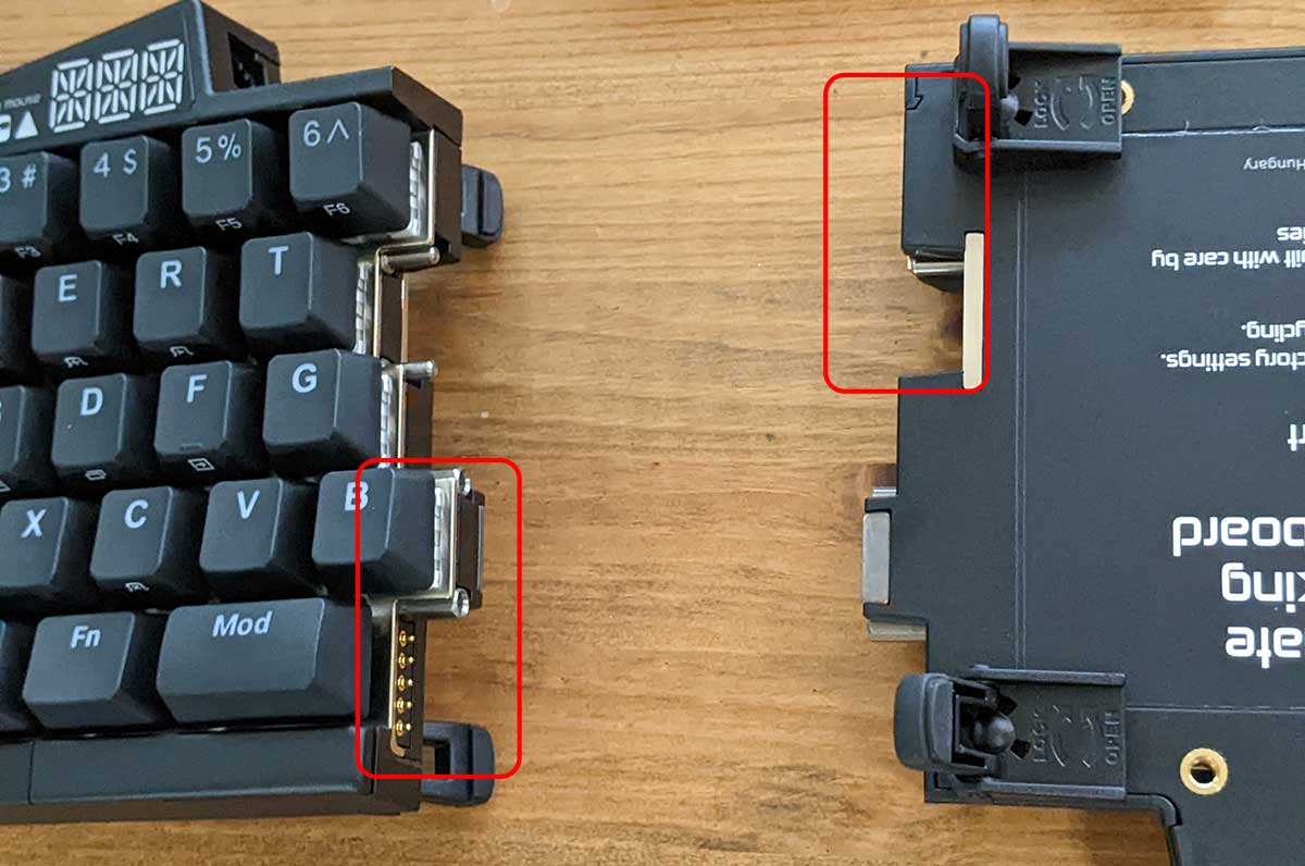 UHK オプションモジュールを差し込むコネクター